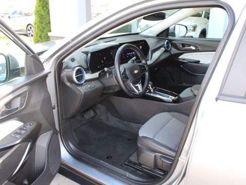 Used 2025 Chevrolet Trax LT w/ LT Convenience Package FWD image 41