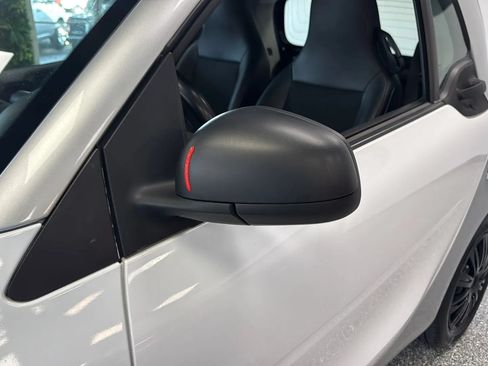 Used 2017 smart fortwo pure RWD image 29
