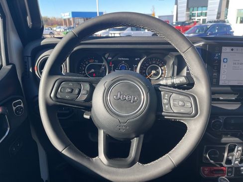 Used 2025 Jeep Wrangler Unlimited Rubicon image 13