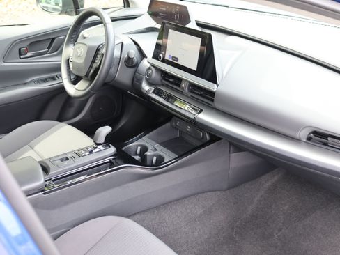 Certified 2025 Toyota Prius LE FWD image 35