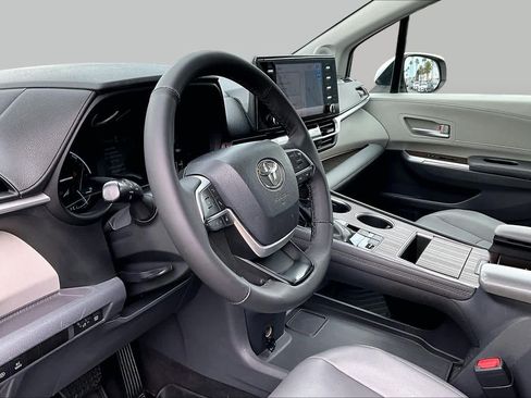 Used 2022 Toyota Sienna XLE w/ XLE Plus Package FWD image 17