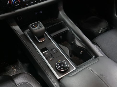 Used 2025 Nissan Pathfinder SV image 25