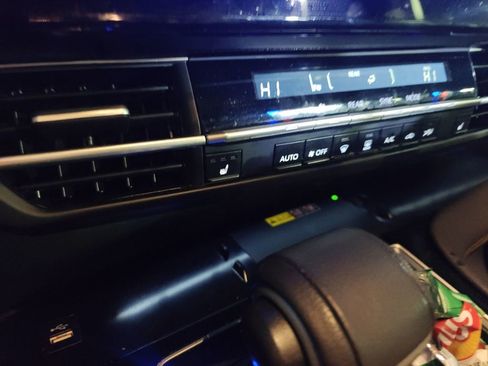 Used 2025 Toyota Sienna XLE Woodland Edition image 12