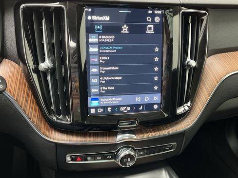 Used 2024 Volvo XC60 B5 Plus image 17