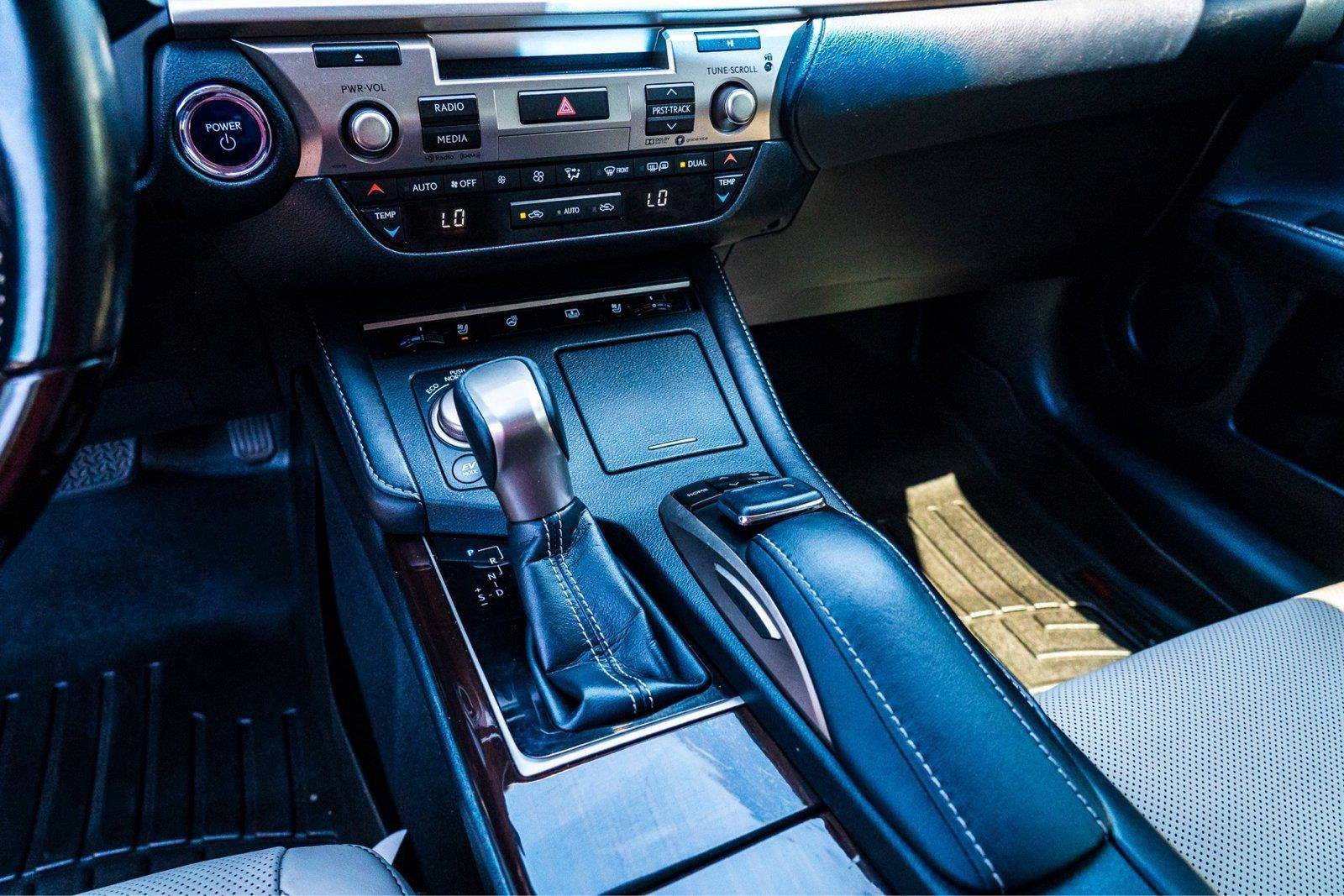 Used 2017 Lexus ES 300h w/ Luxury Package FWD image 20