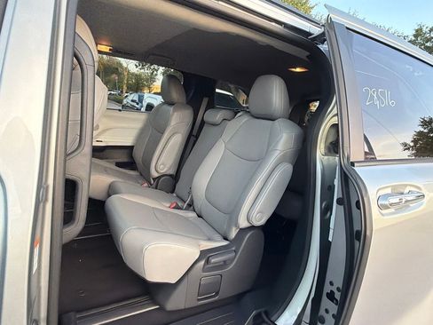 Used 2025 Toyota Sienna XLE FWD image 7
