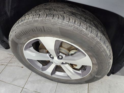 Used 2021 Jeep Cherokee Limited w/ Elite Package image 3