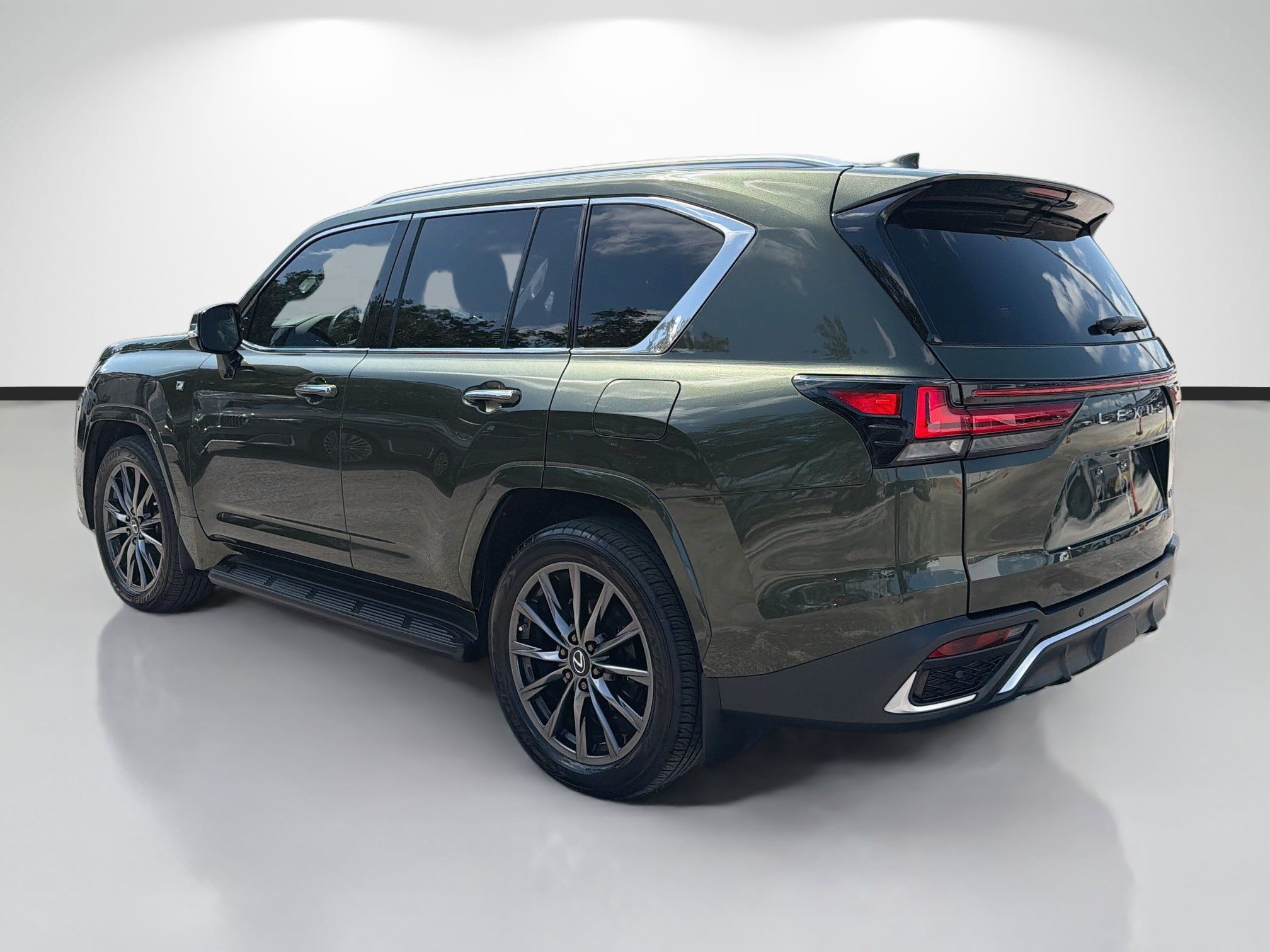 Used 2023 Lexus LX 600 F Sport w/ Accessory Package (Z1) AWD/4WD image 5