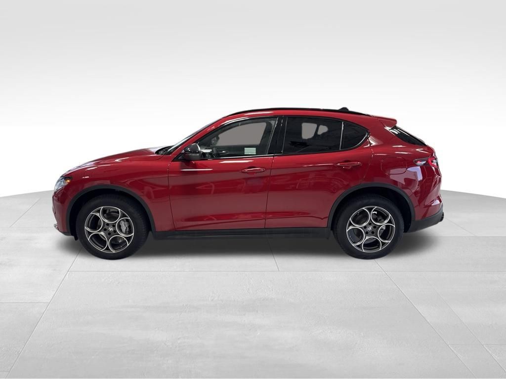 Used 2025 Alfa Romeo Stelvio Sprint w/ Convenience Package AWD/4WD image 3