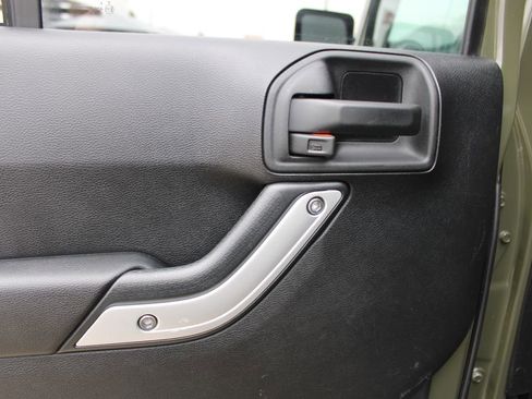 Used 2015 Jeep Wrangler Unlimited Rubicon w/ Connectivity Group image 41