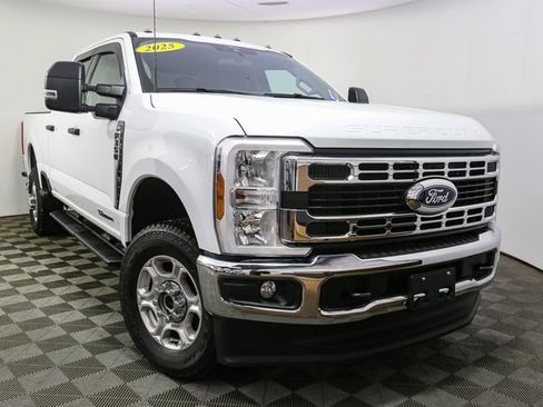 Used 2025 Ford F350 XLT image 3