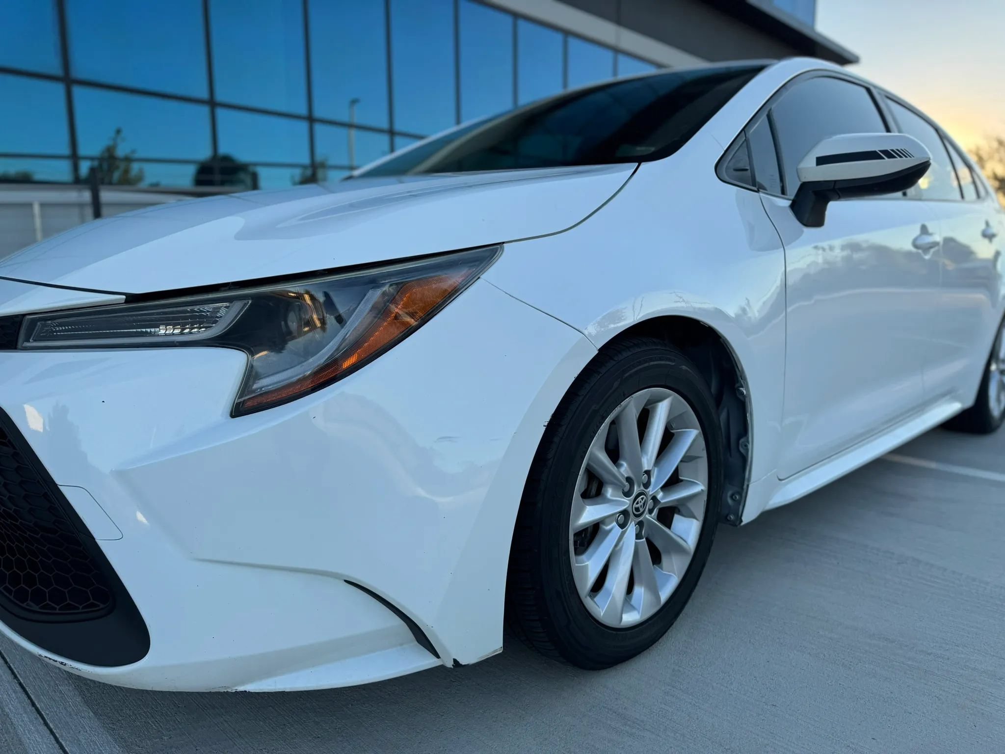 Used 2020 Toyota Corolla LE FWD image 2