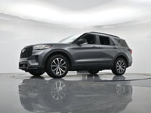 Certified 2025 Ford Explorer ST-Line AWD/4WD image 38