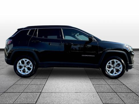 Used 2025 Jeep Compass Latitude w/ Sun & Sound Group AWD/4WD image 4