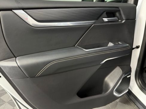 Used 2025 GMC Acadia Elevation image 28