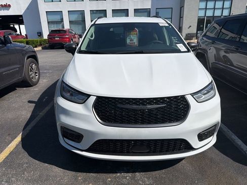 Used 2024 Chrysler Pacifica Touring-L w/ Road Tripper Package FWD image 2
