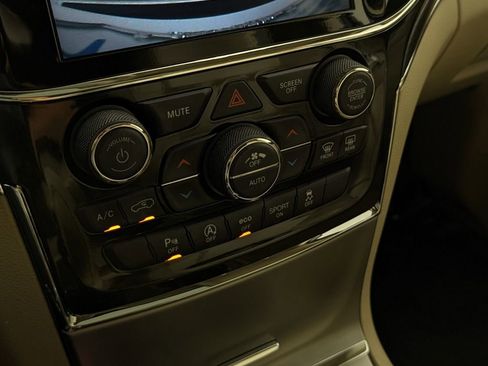 Used 2022 Jeep Grand Cherokee Limited image 27