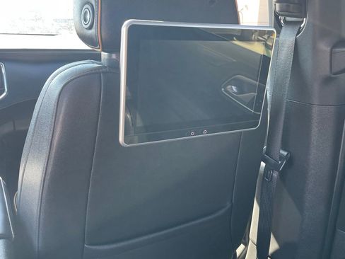 Used 2023 GMC Yukon XL AT4 w/ Technology Package image 9