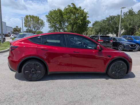 Used 2024 Tesla Model Y Long Range AWD/4WD image 3