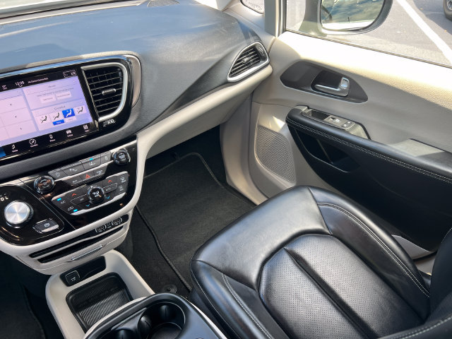 Used 2023 Chrysler Pacifica Touring-L FWD image 33