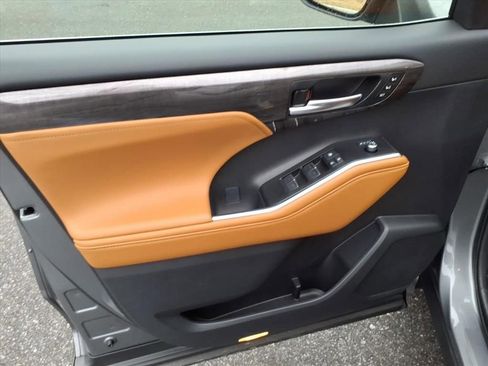 Used 2026 Toyota Highlander Platinum image 23