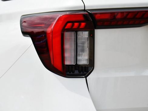 Used 2025 Ford Explorer ST-Line w/ ST-Line Street Pack AWD/4WD image 43