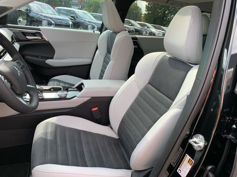 New 2025 Mitsubishi Outlander SE image 10