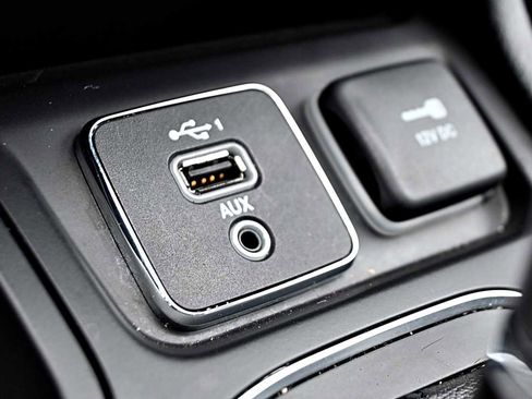 Used 2020 Jeep Cherokee Latitude Plus FWD image 31