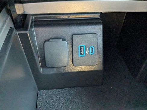 Used 2024 Ford Explorer XLT w/ Equipment Group 202A image 23