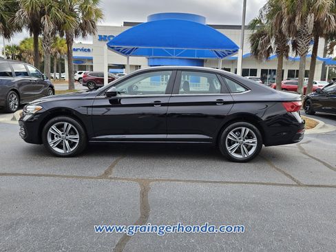 Used 2024 Volkswagen Jetta SE image 2