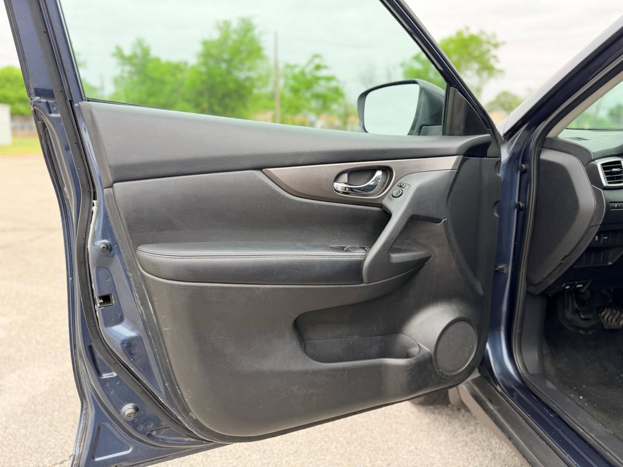 Used 2014 Nissan Rogue SV FWD image 9
