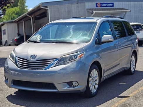 Used 2015 Toyota Sienna Limited Premium AWD/4WD image 3