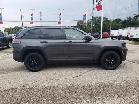 Used 2024 Jeep Grand Cherokee Altitude AWD/4WD image 2