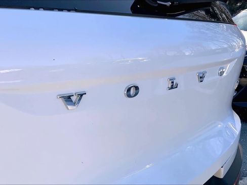 Used 2019 Volvo XC40 T5 Momentum image 32