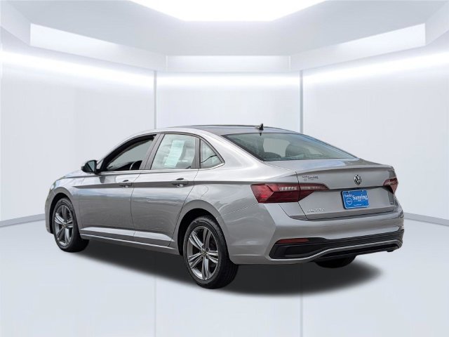 Used 2024 Volkswagen Jetta SE FWD image 3