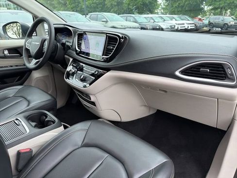 Used 2023 Chrysler Pacifica Touring-L FWD image 34