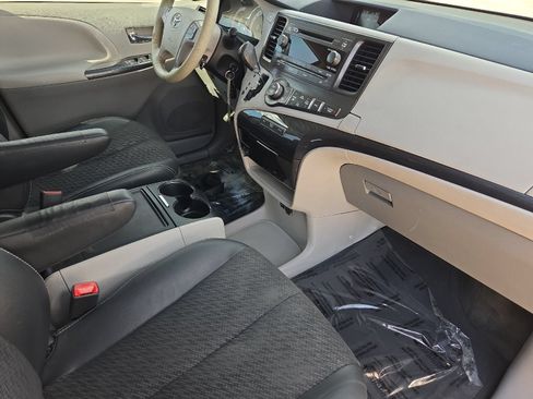 Used 2013 Toyota Sienna SE FWD image 16