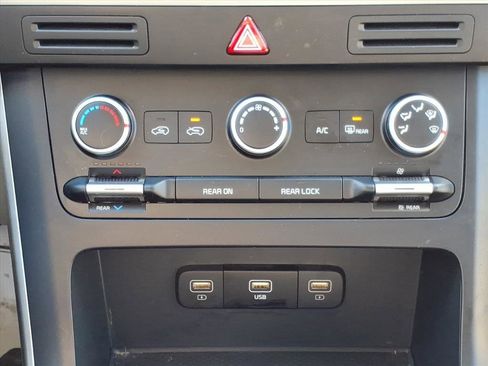 Used 2024 Kia Carnival LX image 15