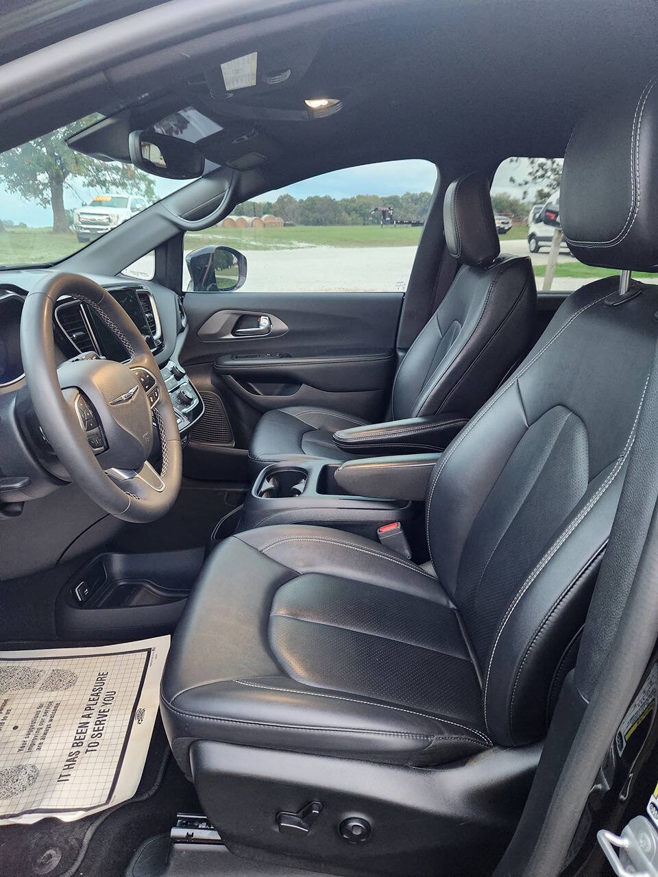 Used 2025 Chrysler Pacifica Select FWD image 5