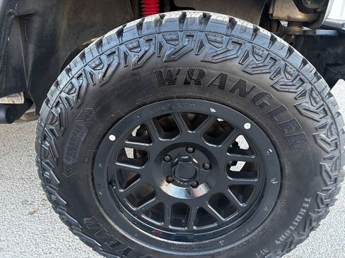 Used 2015 Jeep Wrangler Unlimited Rubicon w/ Connectivity Group AWD/4WD image 40