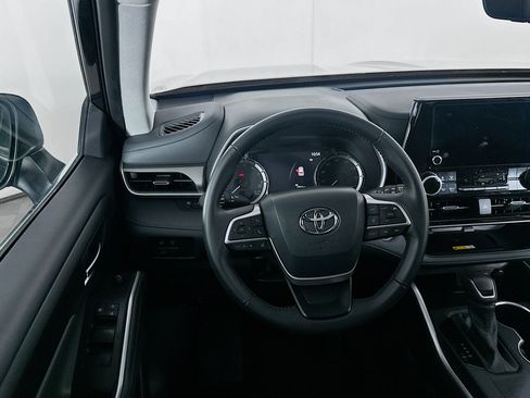 Used 2025 Toyota Highlander XLE image 18