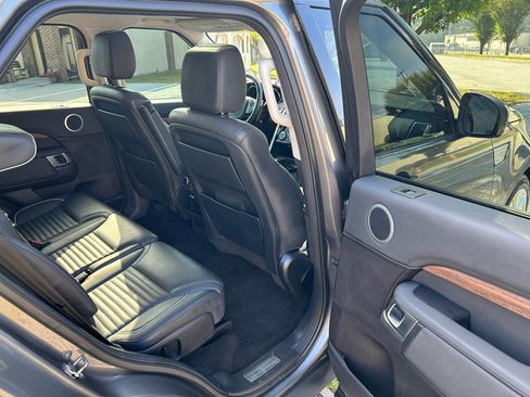 Used 2017 Land Rover Discovery HSE image 16