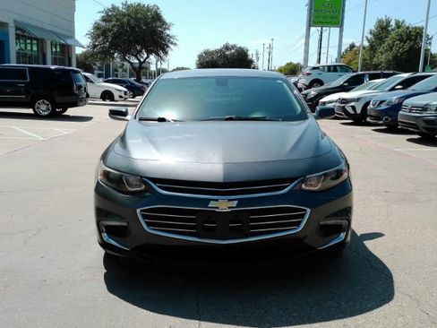 Used 2018 Chevrolet Malibu LT w/ Leather Package FWD image 2