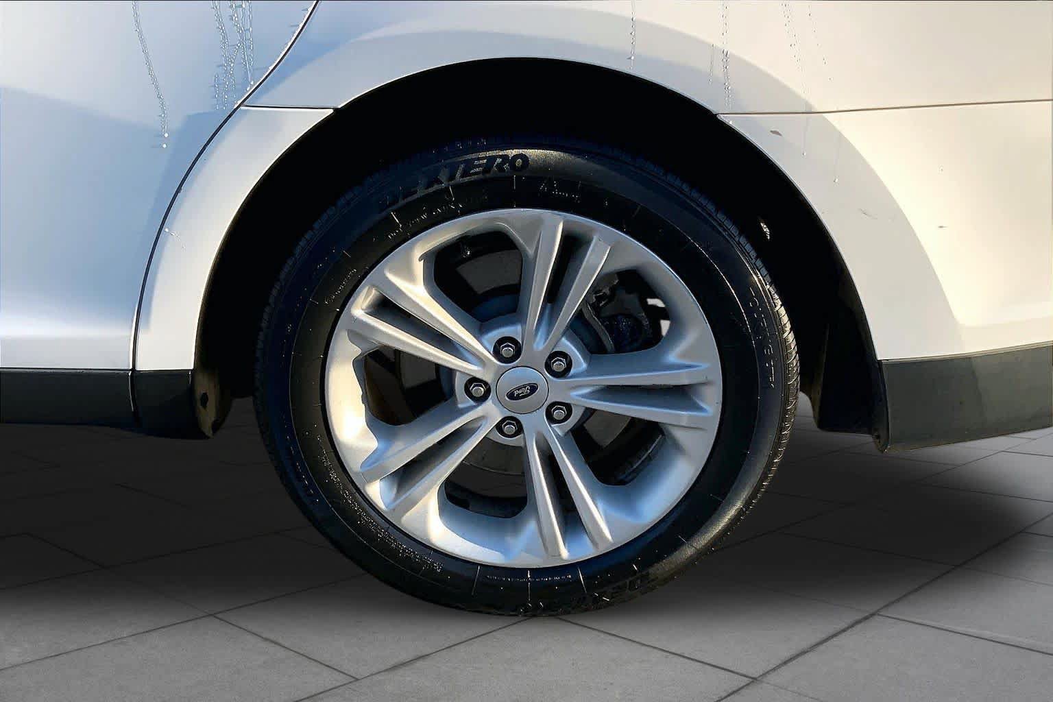 Used 2017 Ford Taurus SE FWD image 10