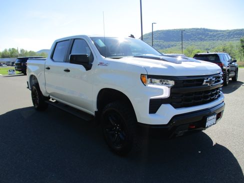 Used 2025 Chevrolet Silverado 1500 LT Trail Boss w/ Convenience Package II AWD/4WD image 3
