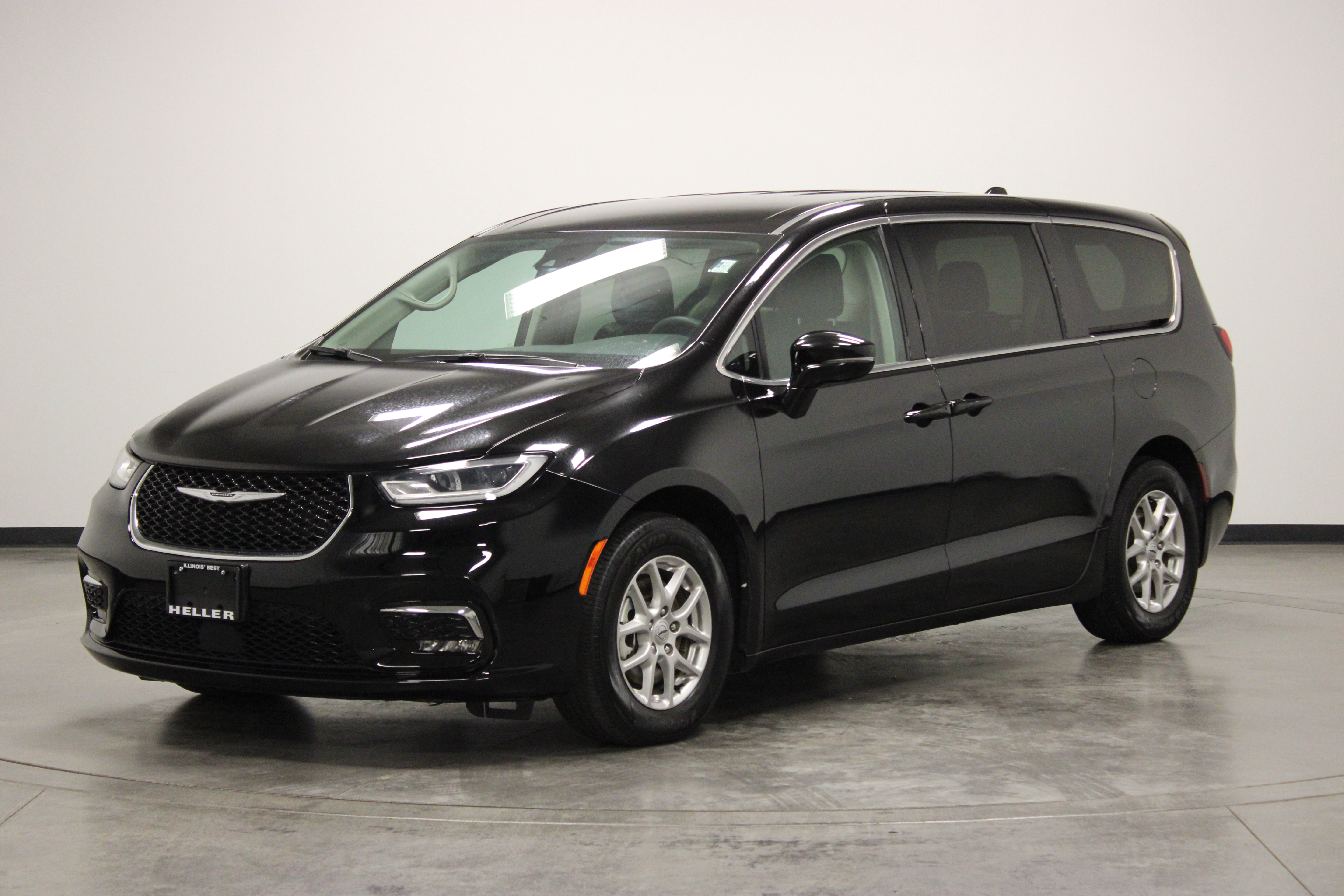 Used 2024 Chrysler Pacifica Touring-L FWD image 4
