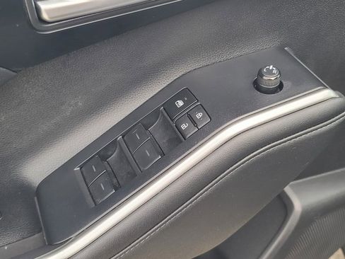 Used 2023 Toyota Highlander XLE image 32