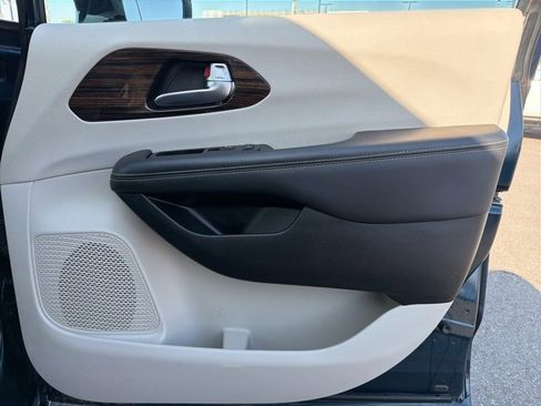 Used 2023 Chrysler Pacifica Limited image 11