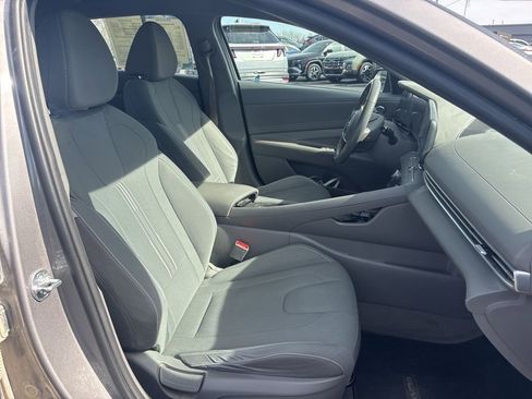Used 2023 Hyundai Elantra SEL w/ Convenience Package image 11