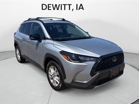 Used 2025 Toyota Corolla Cross LE FWD image 7